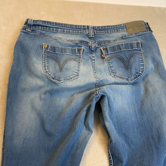 Levis Womans Jeans Size 18W 34x32 Distressed Blue Denim Comfortable Mid Rise - Picture 12 of 16